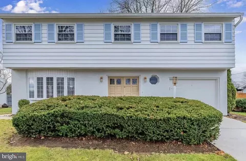 7 Center Dr, Camp Hill, PA 17011