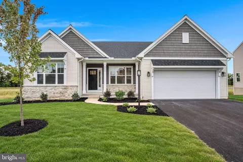 2235 S Autumn Chase Dr #92, Mechanicsburg, PA 17055