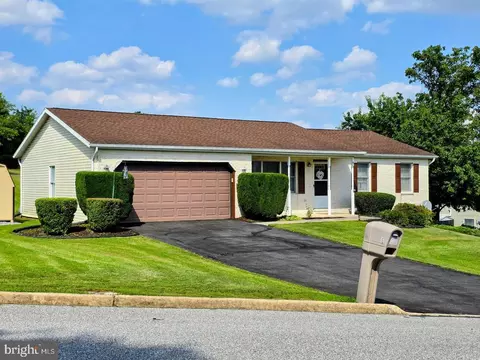 6 Meadowview Dr, Carlisle, PA 17013