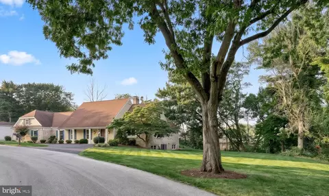 1 W Lawn Cir, Lemoyne, PA 17043