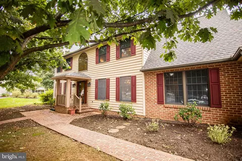 3 White Oak Ct, Boiling Springs, PA 17007