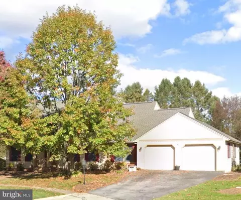 3 White Oak Ct, Boiling Springs, PA 17007