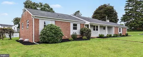 5 Greenway Dr, Mechanicsburg, PA 17055