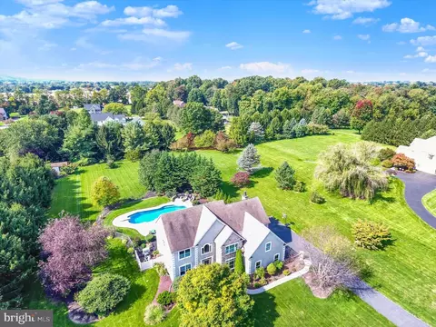 581 Lucinda Ln, Mechanicsburg, PA 17055