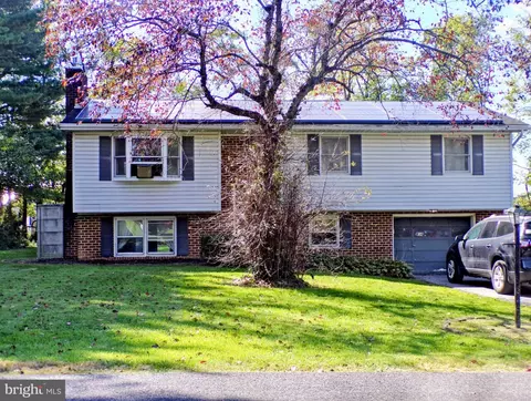 21 Clover Ln, Mechanicsburg, PA 17050