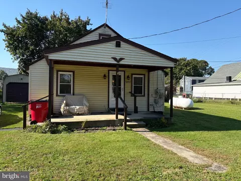 18 Fairfield St, Mount Holly Springs, PA 17065