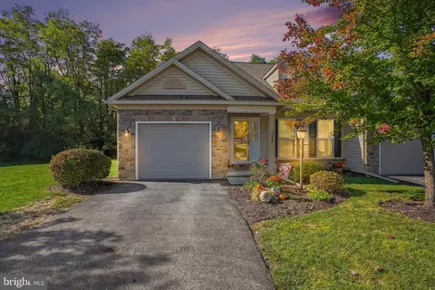 243 Aldenwood Dr, Carlisle, PA 17015