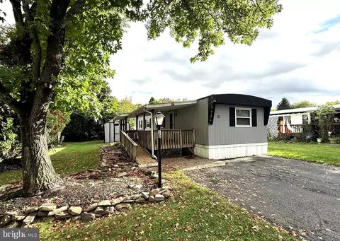 10 Magnolia Ln, Carlisle, PA 17015