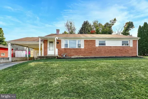10 Dulles Dr E, Camp Hill, PA 17011