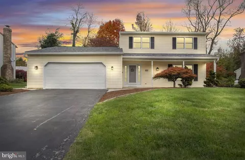 2417 Clover Dr, Mechanicsburg, PA 17055