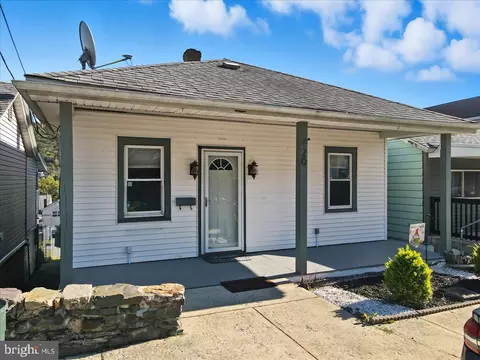 20 W Garibaldi Ave, Nesquehoning, PA 18240