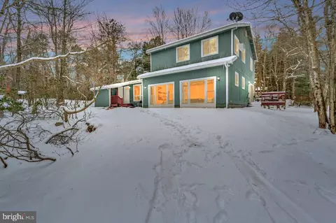 12 Hickory Rd, Lake Harmony, PA 18624