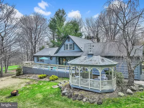 33 Rock Ridge Rd, Lake Harmony, PA 18624