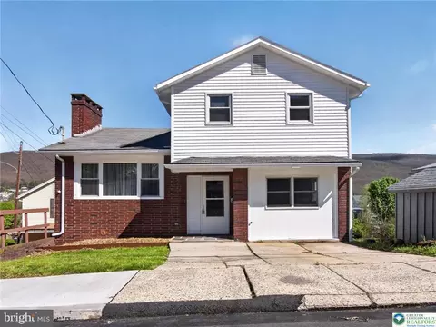 2 E Center St, Nesquehoning, PA 18240
