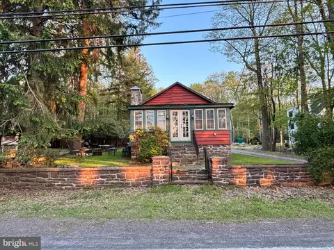 121 S Lake Dr, Lake Harmony, PA 18624