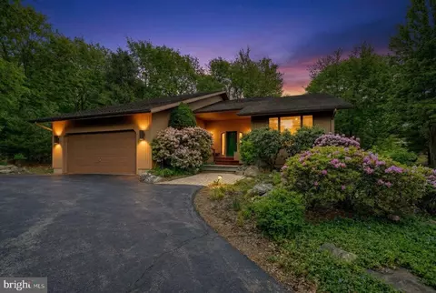 96 Wolf Rd, Lake Harmony, PA 18624