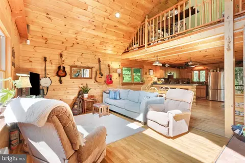 230 W Creek Dr, Lehighton, PA 18235