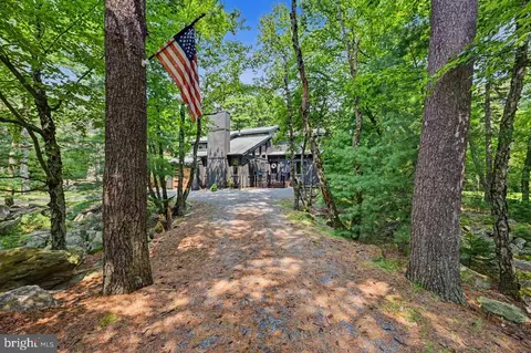 44 S Chestnut St, Lake Harmony, PA 18624