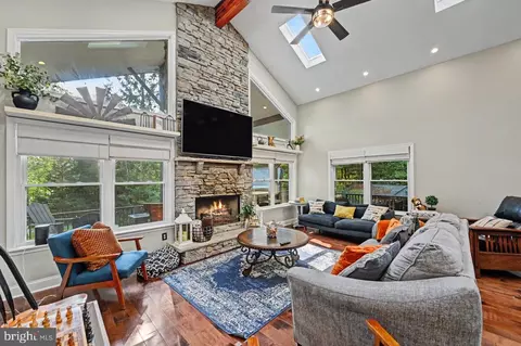 119 N Lake Dr, Lake Harmony, PA 18624