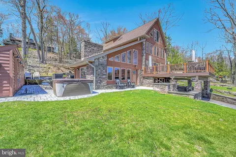 71 Lake Dr, Lake Harmony, PA 18624