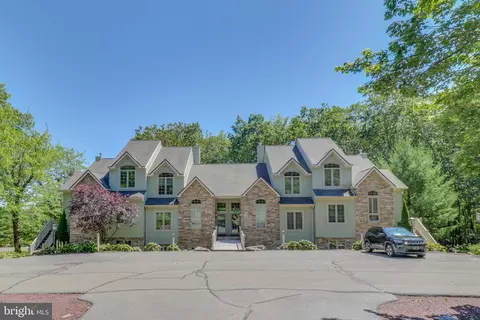 46 Mountainwoods Dr, Lake Harmony, PA 18624