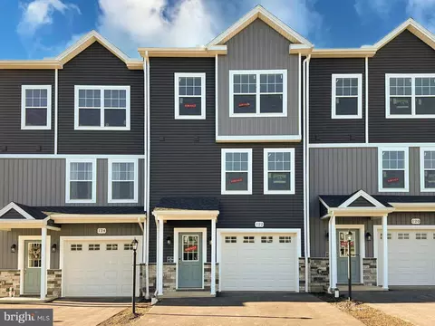 122 Highpoint Park Dr, Pleasant Gap, PA 16823