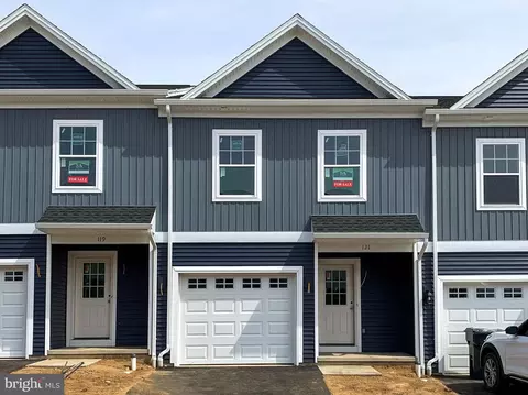 121 Highpoint Park Dr, Pleasant Gap, PA 16823