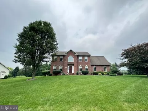 1185 N Foxpointe Dr, State College, PA 16803