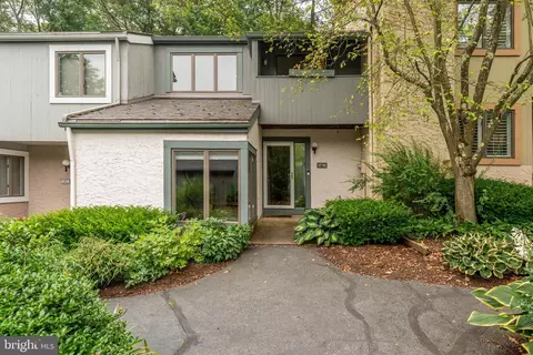 1716 Woodledge Cir, State College, PA 16803