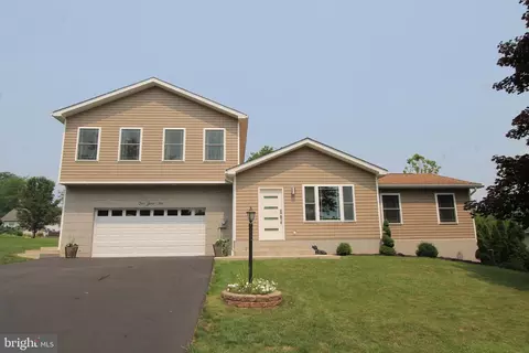 202 N Vanessa Dr, Pleasant Gap, PA 16823