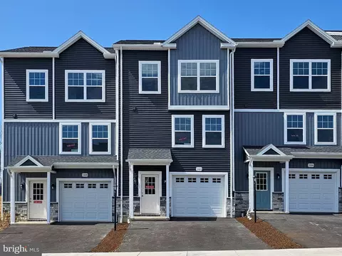 146 Highpoint Park Dr, Pleasant Gap, PA 16823