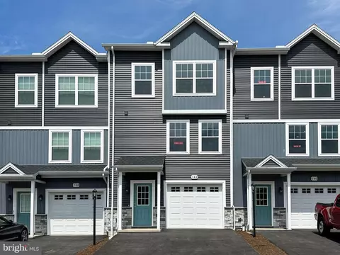 142 Highpoint Park Dr, Pleasant Gap, PA 16823