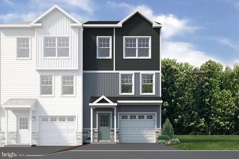 140 Highpoint Park Dr, Pleasant Gap, PA 16823