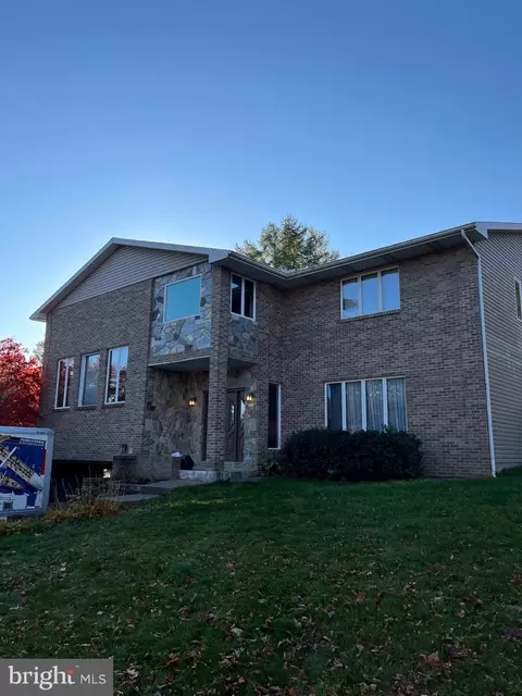 1079 Saxton Dr, State College, PA 16801