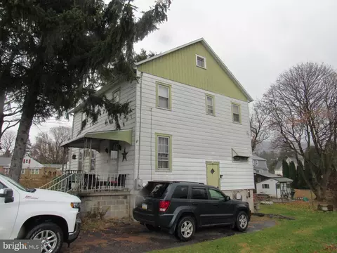 152 W College Ave, Pleasant Gap, PA 16823