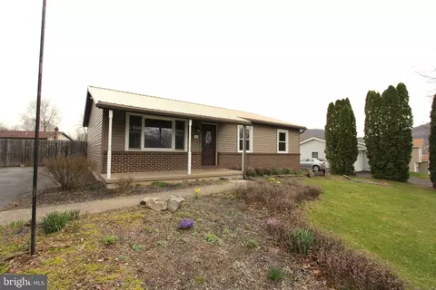 206 N Vanessa Dr, Pleasant Gap, PA 16823