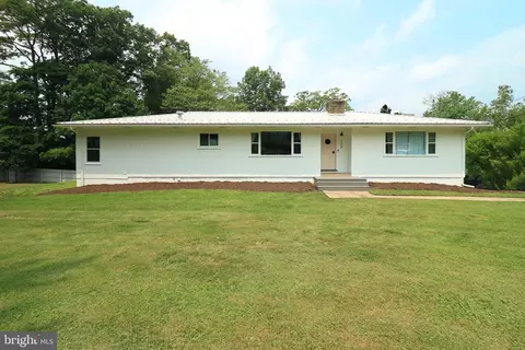 136 Deepwood Dr, Pine Grove Mills, PA 16868