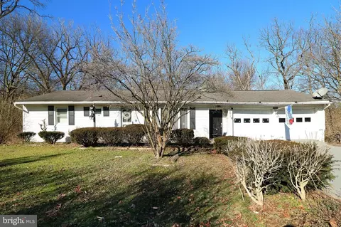 1041 W College Ave, Pleasant Gap, PA 16823