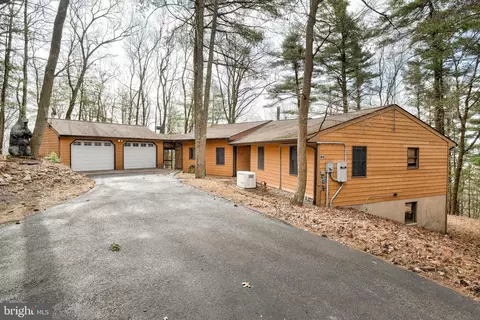80 Neayuka St, Port Matilda, PA 16870