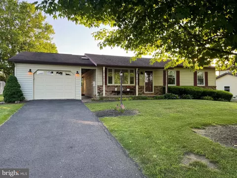 218 Creekside Dr, State College, PA 16801