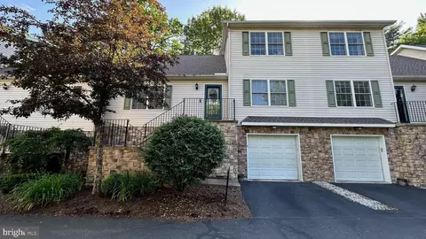 220 Amblewood Way, State College, PA 16803