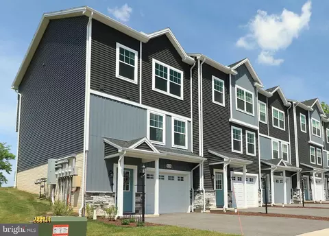 124 Highpoint Park Dr, Pleasant Gap, PA 16823
