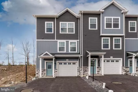 174 Highpoint Park Dr, Pleasant Gap, PA 16823