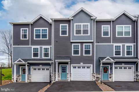 172 Highpoint Park Dr, Pleasant Gap, PA 16823
