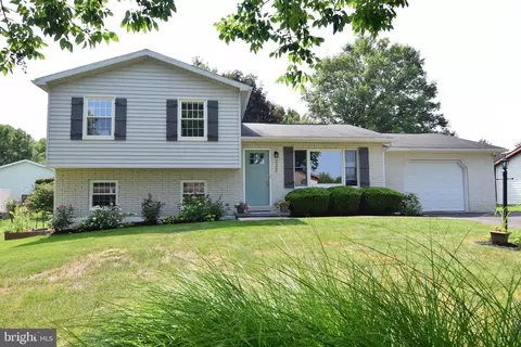 222 Creekside Dr, State College, PA 16801