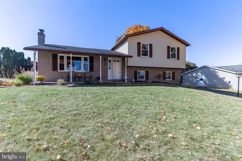 206 Creekside Dr, State College, PA 16801