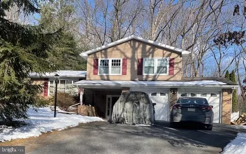613 Old Farm Ln, State College, PA 16803