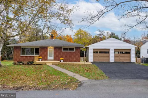 328 Lamp Post Ln, Boalsburg, PA 16827