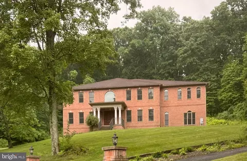 171 Manhasset Dr, Port Matilda, PA 16870