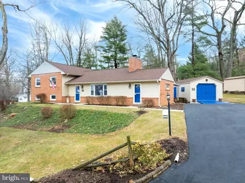 228 Deepwood Dr, Pine Grove Mills, PA 16868